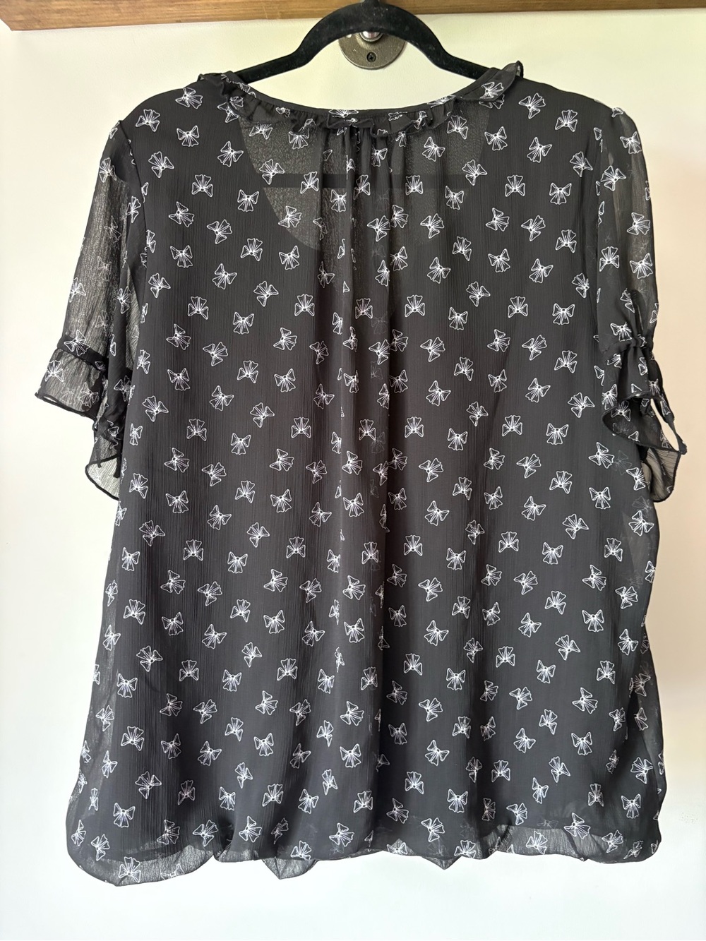 Tahari Black Bow-Print Short-Sleeve V-Neck Blouse - Picture 2 of 4